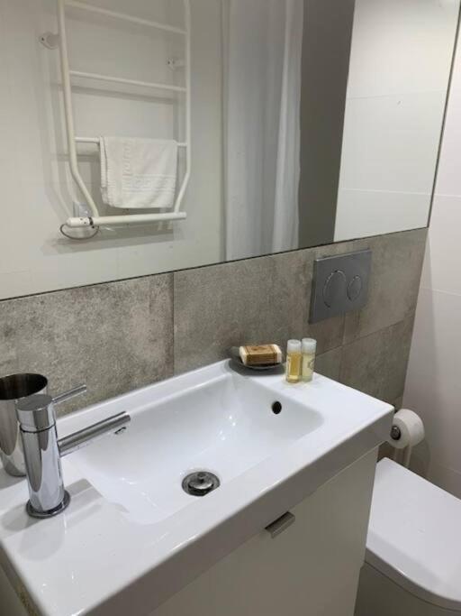Hip Tailor Made Flat In Estrela! Apartment